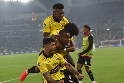 Jhonny Quiñónez celebra el gol que abrió la victoria amarilla en la capital.