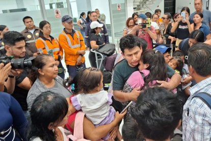 Los pescadores Jordy Flores y Lionel Pilay arribaron este viernes 3 de abril al aeropuerto de Manta