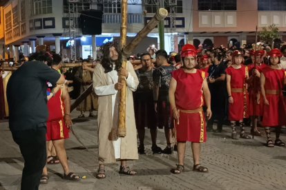 Actores representan las 14 estaciones de la pasión de Cristo en un recorrido que se extiende por más de ocho kilómetros.