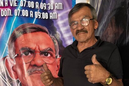 Don Pucho es mecánico de profesión desde hace 50 años. En su taller ha hecho un espacio para un set donde graba contenido.