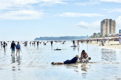 Turistas disfrutan de las playas de Esmeraldas durante el feriado de Semana Santa, en un ambiente de alta concurrencia y clima favorable que dinamiza la actividad turística en la provincia.