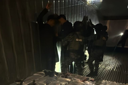 Detenidos en el puerto del sur de Guayaquil, en imagen compartida por John Reimberg.