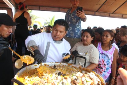 En cola para probar la ´cazuela´ uno de los platos tradicionales de la costa