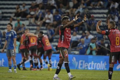 Los jugadores del Deportivo Cuenca celebran uno de los dos tantos con los que vencieron a Emelec en Guayaquil