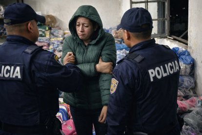 La mujer fue capturada cuando intento esconderse dentro del edificio.