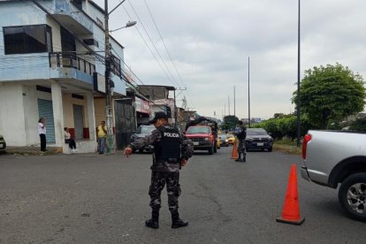 En San Lorenzo, agentes desplegaron un control en la vía principal tras el asesinato de un taxista informal, en medio de la tensión de la comunidad.