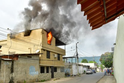El siniestro inició aproximadamente a las 08:00, alertando a los vecinos.