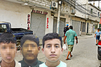 El hecho violento se registró en el interior de esta barbería. Dos personas fallecieron dentro del local y una en el hospital.