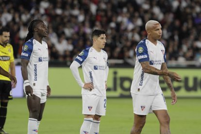 Ricardo Adé (izq.), de Liga de Quito, salió lesionado del partido contra Barcelona.