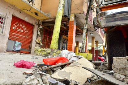 Los escombros de varias viviendas quedaron sobre la calzada. Los moradores limpiaban ayer sus casas.