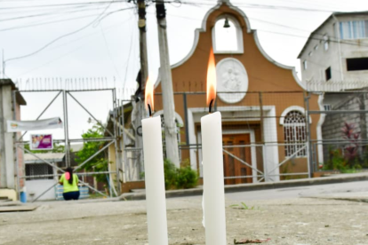 Ciudadanos que habitan en el sector colocaron velas en referencia a las víctimas