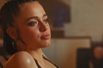 Shiloh Jolie, hija de 19 años de Angelina y Brad Pitt, en el video de la artista K-pop Dayoung