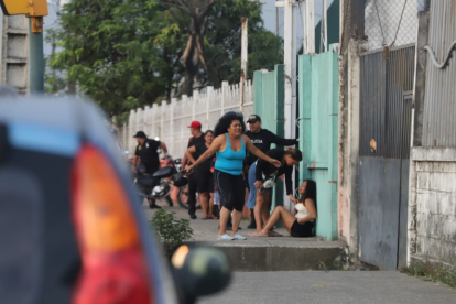 Familiares de las víctimas llegaron al lugar tras conocer del ataque.