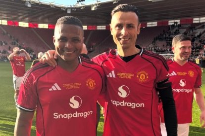 Antonio Valencia (i) junto a Dimitar Berbatov en eljeugo de leyendas de Manchester United.