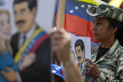 Personas participan en una manifestación en apoyo al derrocado líder de Venezuela Nicolás Maduro y su esposa, Cilia Flores