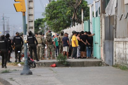 Familiares de las víctimas se concentraron consternados fuera del sitio.