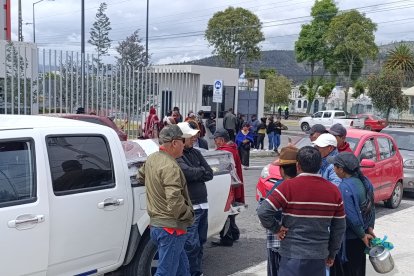 Las dos familias que perdieron a sus seres queridos en el accidente de Colta los retiraron de la morgue de Riobamba, en Chimborazo.