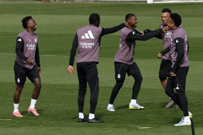 Los futbolistas del Real Madrid Vinicius Jr. (i), David Alaba (3d), Kylian Mbappé (2d) y Eder Militao (d) bromean durante un entrenamiento.