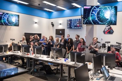 Científicos de la Sala de Evaluación reaccionan con euforia tras el histórico sobrevuelo de Artemis II.
