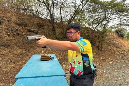 Bryan Taibot campeón en producción en Playa Rosada en Ayangue.