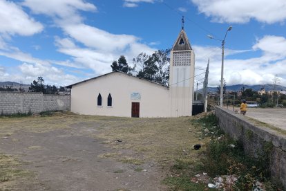 El cuerpo del joven fue hallado cerca del estadio y la iglesia del barrio La Universal, en una zona con alto movimiento comercial.