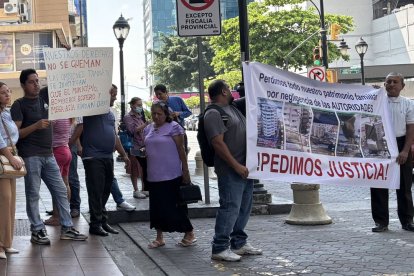 Ocho empleados del edificio Multicomercio, que se quedaron sin trabajo tras el incendio, acudieron para respaldar a los condóminos.
