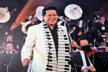 Una imagen en vida del cantante acompaña el último adiós en medio del homenaje.