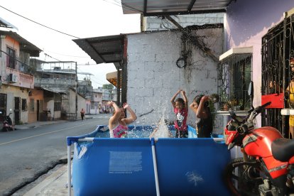 En la residencia de Solange la piscina se instaló en la vereda. Esa fue la salida rápida al calor.