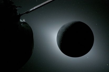 Fotografía cedida por la NASA de una instantánea capturada por la tripulación de la misión Artemis II este lunes, que muestra la Luna iluminada a contraluz por el Sol durante un eclipse solar.