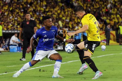 Luca Sosa (d) de Barcelona SC disputa el balón con Keny Arroyo de Cruzeiro, en el partido de la Copa Libertadores en el estadio Monumental.