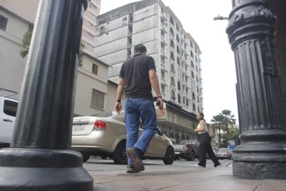 Desde un edificio de las calles Los Ríos y 9 de Octubre, una mujer cayó; el caso se investiga.