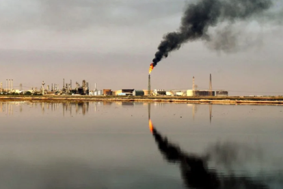 Los precios mundiales del petróleo se desplomaron y las bolsas repuntaron