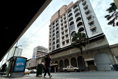 La caída desde el edificio en el centro de Guayaquil ocasionó la muerte instantánea de la ciudadana.