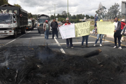 Uniformados de la Policía Nacional del Ecuador intervinieron para abrir un carril en sentido hacia Pifo.