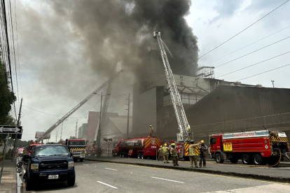 Unidades bomberiles mantienen trabajando en el lugar. Pasó en el norte de Guayaquil.