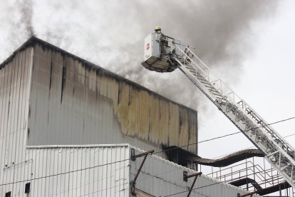 Unidades bomberiles se mantienen en el sitio atendiendo la emergencia.