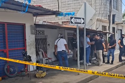 Agentes policiales y personal de Criminalística acordonan la mecánica en San Rafael, Esmeraldas, donde Pedro Javier Orbe fue asesinado a balazos la mañana del 8 de abril de 2026.