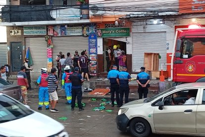 Agentes policiales y del Cuerpo de Bomberos acudieron al sitio.