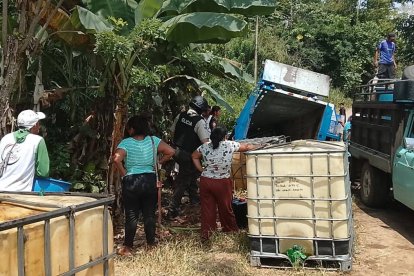 Policías y comuneros inspeccionan tanqueros y recipientes con combustible irregular tras un nuevo caso de extracción ilícita.