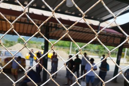 Tres taxistas fueron atacados a tiros en la terminal terrestre del cantón Sucre, norte manabita. Dos fallecieron y uno resultó herido