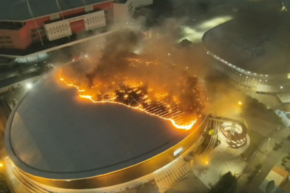Densas columnas de humo cubren el velódromo olímpico de Río de Janeiro mientras bomberos controlan el incendio que afectó su cubierta