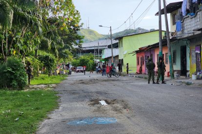 Militares y vecinos permanecen en la Isla Luis Vargas Torres, sector donde la tarde del 8 de abril fue asesinado George Gregorio Gómez Quintero.