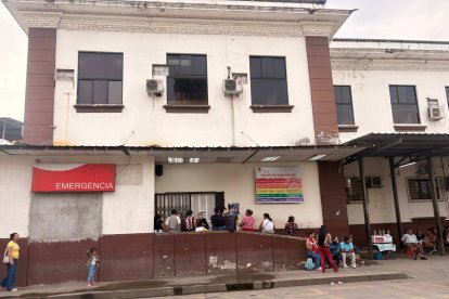La joven fue llevada al hospital donde le practicaron una cesárea de emergencia y le retiraron al bebé sin vida.