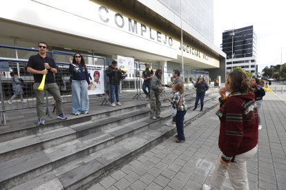 Parientes y amigos llegaron hasta el Complejo Judicial Norte, en Quito, para la audiencia.