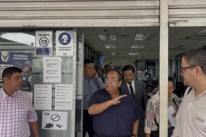 Rosero salió del edificio La Merced acompañado de más de 15 personas.