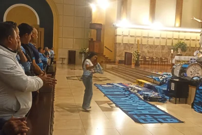 Hinchas de Macará participaron en una misa en la Catedral de Ambato para pedir por un triunfo en su regreso a la Sudamericana.