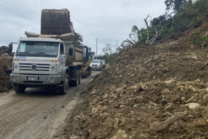 El Ministerio de Infraestructura y Transporte realizó trabajos de limpieza por deslizamientos en la vía E69, Sozoranga - Macará, sector Pénjamo, el 9 de abril.