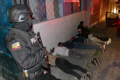 La gente detenida estaría vinculada a Los Lobos y Los Choneros, según la Policía.