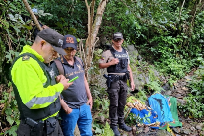 Personal de la Policía Nacional y Dinased, durante el procedimiento de levantamiento de los cuerpos en la madrugada del viernes.