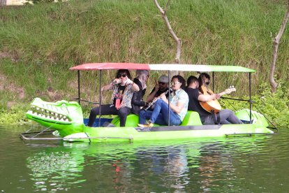 Turistas disfrutan de paseos en bote en el complejo La Moya.